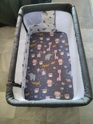 Cuna colecho bebé con estampado infantil