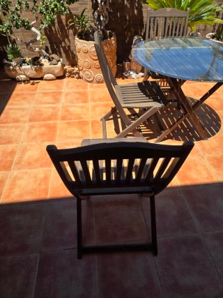 Silla de madera exterior resistente
