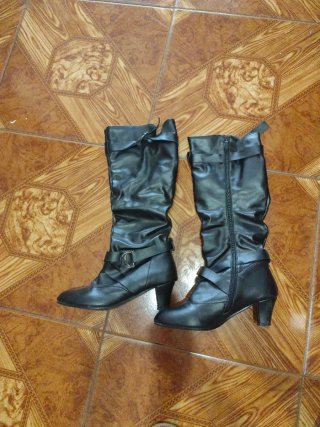 Botas altas negras con hebilla
