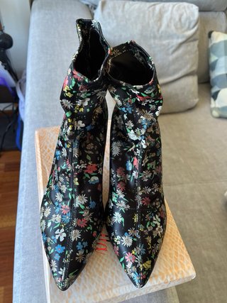 Botines de tacón con estampado floral
