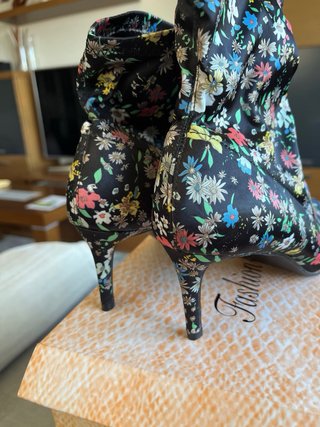 Botines de tacón con estampado floral