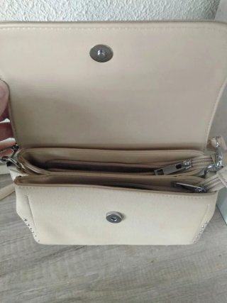 Bolso bandolera beige con tachuelas