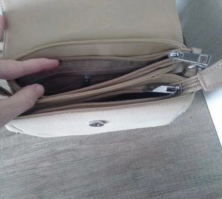 Bolso bandolera beige con tachuelas