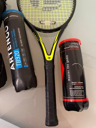 Set de tenis con raqueta, mochila y pelotas