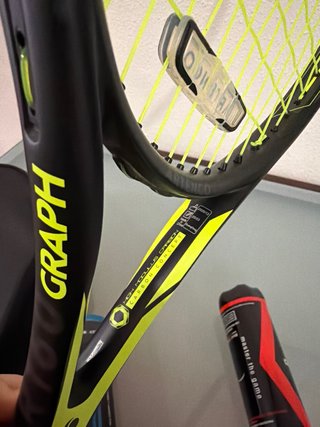 Set de tenis con raqueta, mochila y pelotas