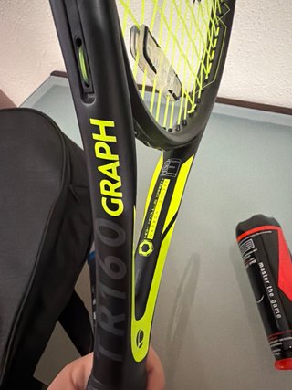 Set de tenis con raqueta, mochila y pelotas