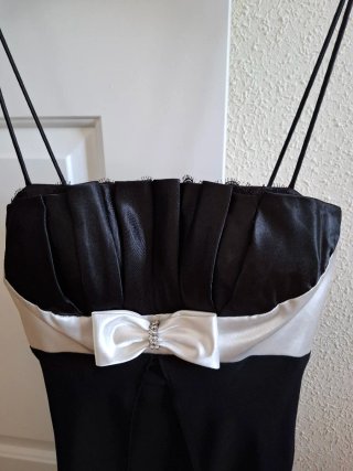 Vestido fiesta negro y blanco con lazo frontal