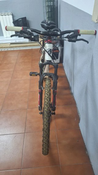 Bicicleta de montaña Berg blanca