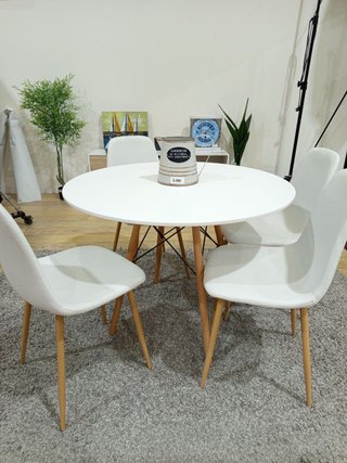 Mesa redonda blanca con 4 sillas