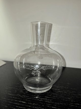 Vaso di vetro intagliato vintage