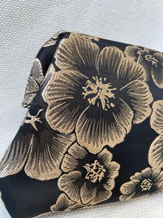 Bolso de fiesta negro con cadena dorada