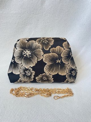 Bolso de fiesta negro con cadena dorada