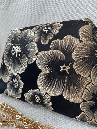 Bolso de fiesta negro con cadena dorada