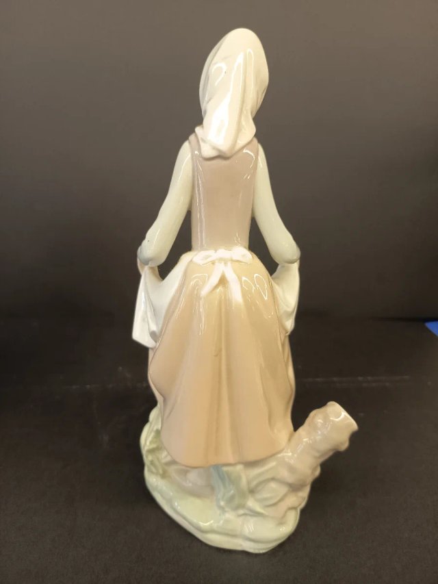 Figura Lladro Menina com Coelho de Porcelana