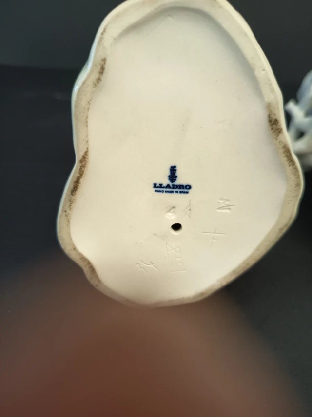 Figura Lladro Menina com Coelho de Porcelana