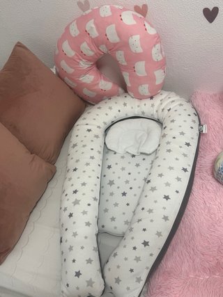 Almohada de lactancia rosa con estrellas