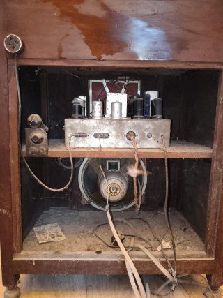 Radio antigua con mueble de madera