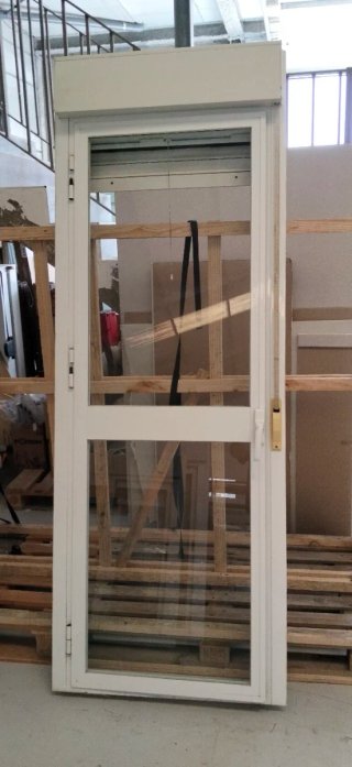 Puerta de aluminio con persiana y mosquitera