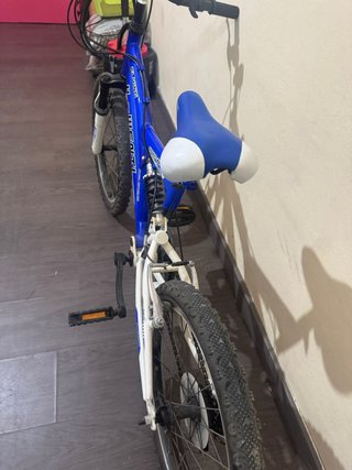 Bicicleta Montaña Azul y Blanca