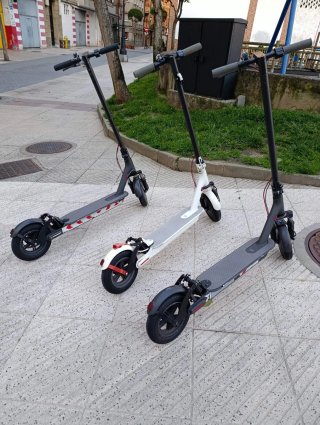 Patinetes  Negro y Blanco venta en persona