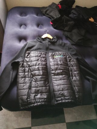 Chaqueta con capucha roja y gris