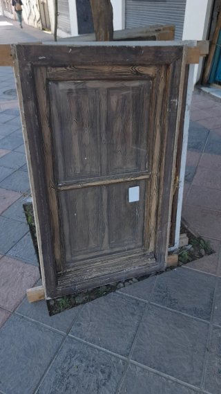 Ventana de madera de diseño rústico