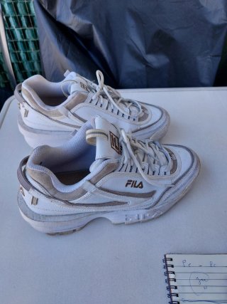 Zapatillas Fila Beige y Blancas