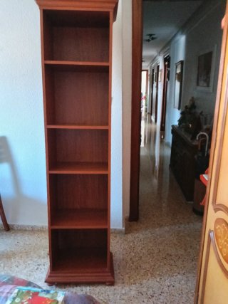 Estantería de madera marrón
