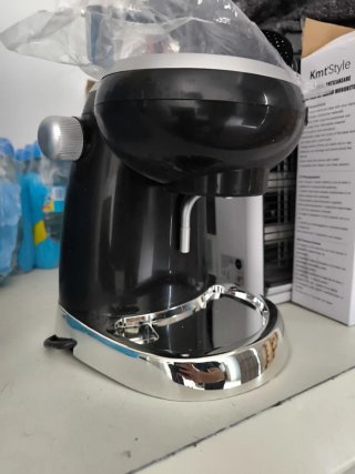 Cafetera negra y plateada
