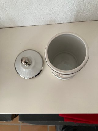 Bote de porcelana Limoges con perro