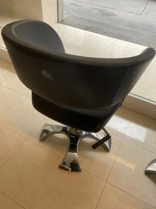 Silla de Peluquería Negra y Plateada. (Hay 2)