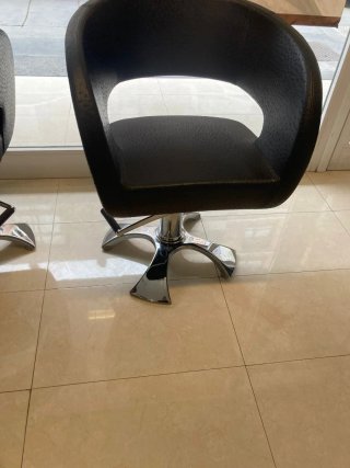 Silla de Peluquería Negra y Plateada. (Hay 2)