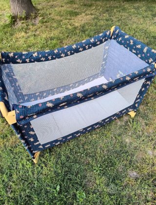 Lettino da campeggio blu con fantasia