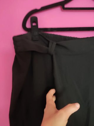 Pantalón ancho con cinturón negro