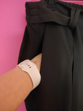 Pantalón ancho con cinturón negro