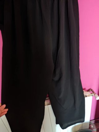 Pantalón ancho con cinturón negro
