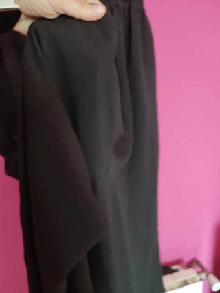 Pantalón ancho con cinturón negro