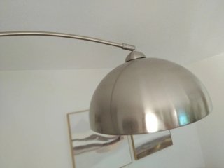 Lámpara de pie curva plateada con base de mármol
