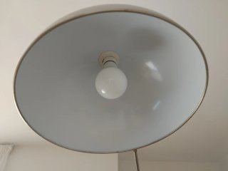 Lámpara de pie curva plateada con base de mármol
