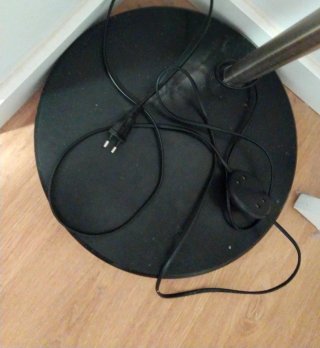 Lámpara de pie curva plateada con base de mármol