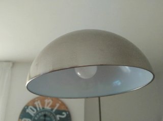 Lámpara de pie curva plateada con base de mármol