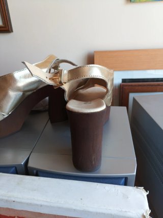 Sandalias doradas de cuña