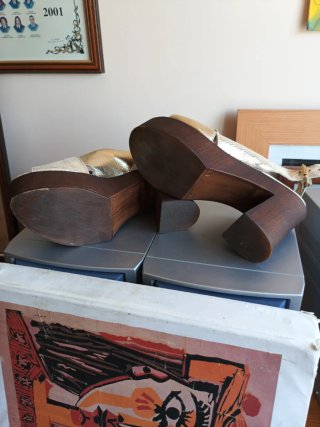 Sandalias doradas de cuña