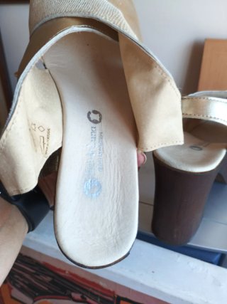 Sandalias doradas de cuña