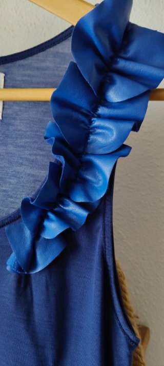 Camiseta Zara azul con volantes