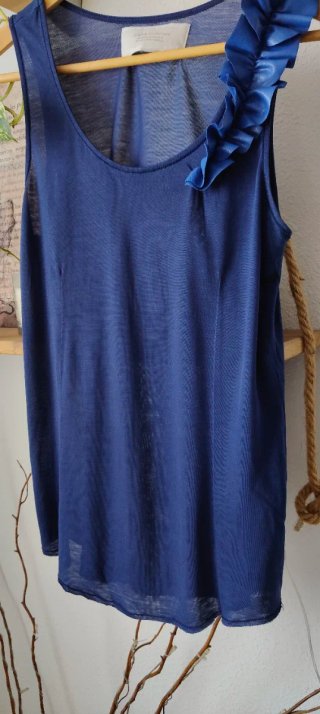 Camiseta Zara azul con volantes