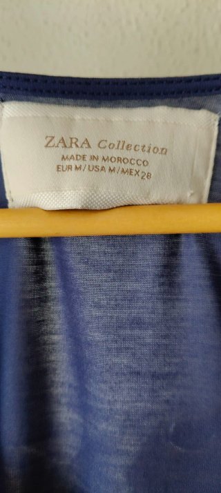 Camiseta Zara azul con volantes