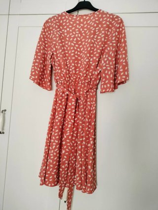 Vestido coral topos blancos manga corta