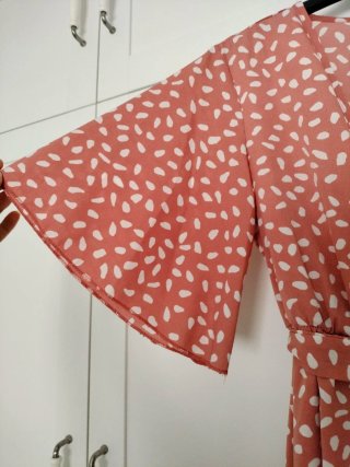 Vestido coral topos blancos manga corta