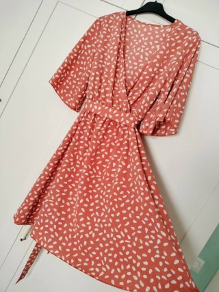 Vestido coral topos blancos manga corta